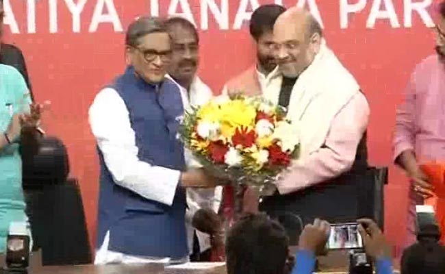 ಕಮಲದ ಕೈಹಿಡಿದ ಕೃಷ್ಣ